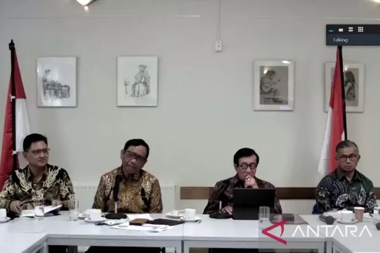 Tangkapan layar Menkopolhukam Mahfud MD bersama Menkumham Yasonna H. Laoly, dan Duta Besar RI untuk Kerajaan Belanda Mayerfas saat pertemuan dengan para eksil di Belanda, dipantau secara virtual di Jakarta, Minggu (27/8/2023).  (ANTARA/Melalusa Susthira K)