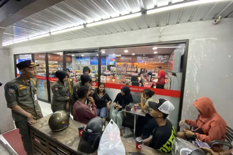 Personel Sapol PP Kota Yogyakarta saat melakukan operasi jam malam anak di Kota Yogya, Sabtu malam (26/8/2023).  (Istimewa)