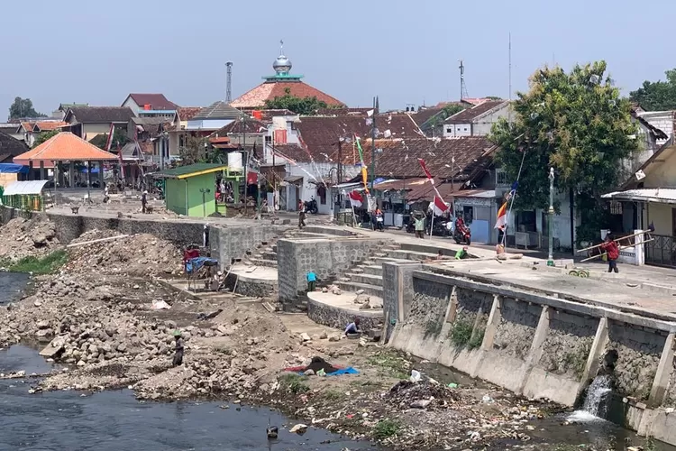Pengerjaan penataan kawasan kumuh di selatan bendung Mergangsan yang berlokasi di Kelurahan Prawirodirjan, Kota Yogyakarta. (Foto: Wahyu Turi K )