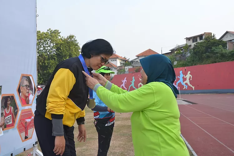  Penyerahan Medali kepada IPTU Sapti Rahayu.  (Dok Polres Salatiga )