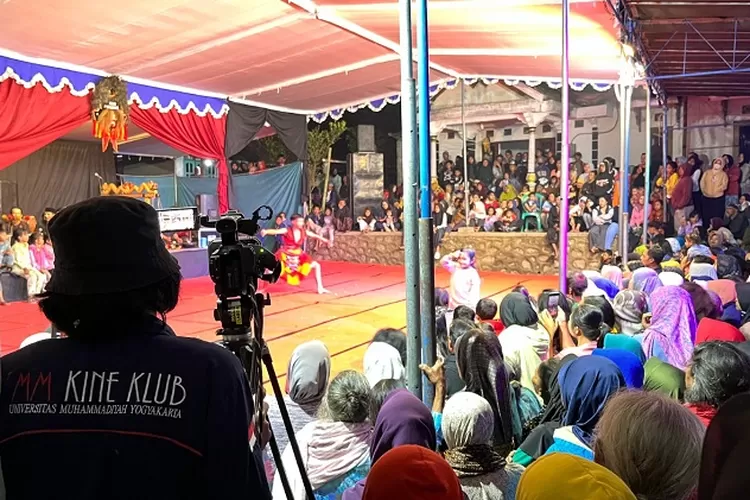 Tim PPK Ormawa MM Kine Klub UMY laksanakan pengabdian masyarakat di Desa Sumber, Magelang, Jawa Tengah. ( Foto: Dok.BHP UMY)