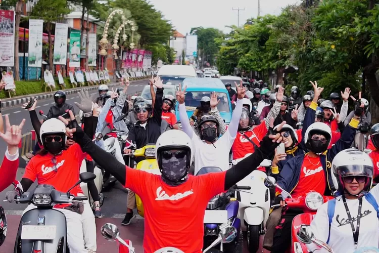 Memeriahkan perayaan HUT ke-78 Republik Indonesia, pecinta dan pemilik Vespa berkumpul dan menggelar berkendara bersama di berbagai kota.  (Istimewa)