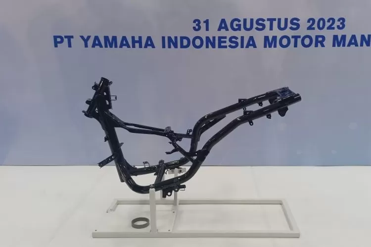 PT Yamaha Indonesia Motor Manufacturing (YIMM) menampilkan salah satu rangka yang diproduksi dalam kegiatan Media Factory Visit 2023 di Pabrik YIMM, Pulo Gadung, Jakarta Timur, Kamis (31/8/2023)  (ANTARA/Fathur Rochman)