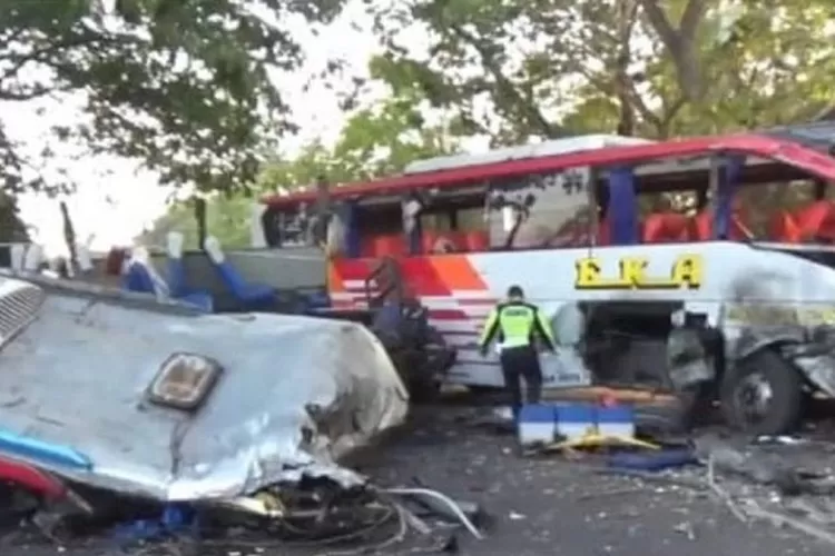 Kecelakaan Bus Eka dan Bus Sugeng Rahayu di di jalur Magetan-Ngawi, Desa Tambakromo, Kecamatan Geneng, Kabupaten Ngawi, Jawa Timur, Kamis (31/8/2023).  (ANTARA/Louis Rika )