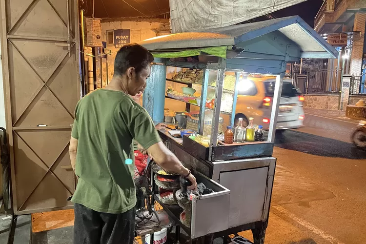 Nasgor Pak Sakur di Jalan Pemotongan Salatiga, kuliner malam di kota toleran.  (Foto:Edy Susanto HM)