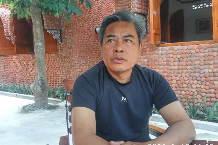 Rektor ISI Yogyakarta Timbul Raharjo saat ngobrol dengan harianmerapi.com bulan Agustus lalu.  (Teguh Priyono)