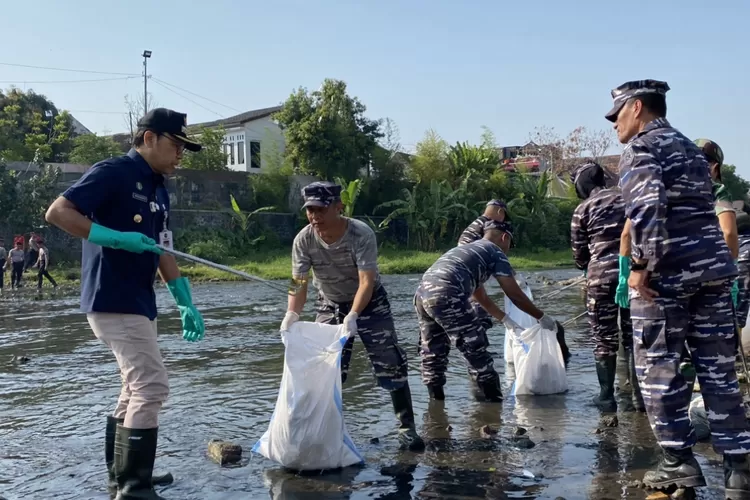 Penjabat Wali Kota Yogya Singgih Raharjo bersama personel Pangkalan Angkatan Laut (Lanal) Yogyakarta melakukan aksi Prokasih Sungai Code di Kelurahan Prawirodirjan, Selasa (5/9/2023). (Foto: Humas Pemkot Yogyakarta)