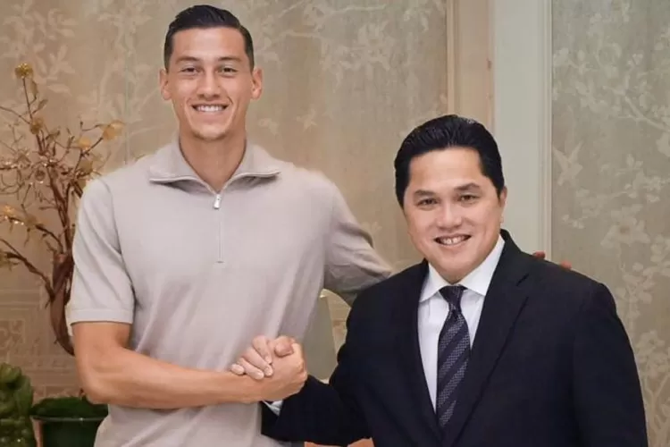  Ketua Umum Erick Thohir (kanan) dan pemain asal Belanda Jay Idzes (kiri) berfoto bersama di Jakarta, Rabu (6/9/2023).  (ANTARA/HO/Humas Erick Thohir)