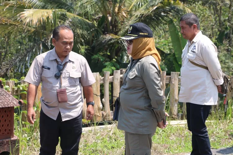 =Pj Bupati Kulon Progo (tengah) memonitor objek wisata bersama Dinas Pariwisata Kulon Progo. (Foto: Amin Kuntari)