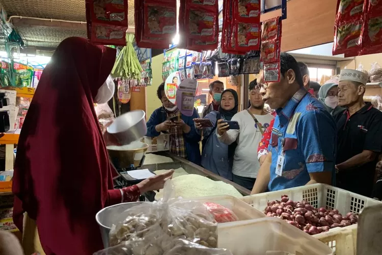 Pj Wali Kota Yogyakarta berbincang dengan pedagang sembako di sela operasi pasar di Pasar Beringharjo.  (Foto: Wahyu Turi K)