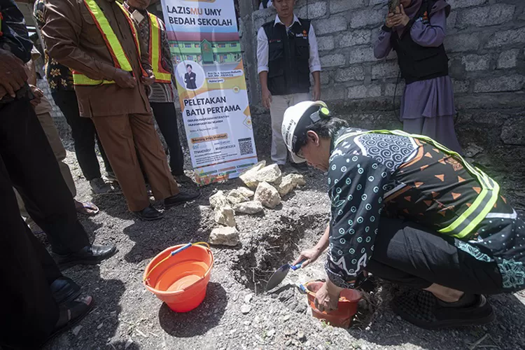 Rektor UMY saat melaksanakan peletakan batu pertama program Bedah Sekolah LazisMu UMY untuk sekolah MIM Ngasem, Gunungkidul.  (Dok. UMY/ABDOL MAJEED)