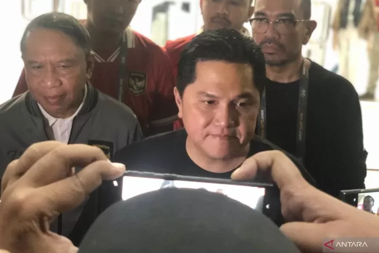 Ketum PSSI Erick Thohir ketika ditemui awak media seusai laga Indonesia mencukur China Taipei dengan skor 9-0 pada kualifikasi Piala Asia U-23 2024 di Stadion Manahan, Solo, Sabtu (9/9/2023).  (ANTARA/Zaro Ezza Syachniar)