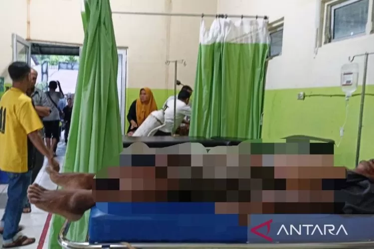 Salah satu korban selamat dari sambaran petir saat menjalani perawatan medis di Puskesmas Beutong, Kecamatan Beutong, Kabupaten Nagan Raya, Provinsi Aceh, Sabtu (9/9/2023).  (ANTARA/HO-Dokumentasi pribadi)