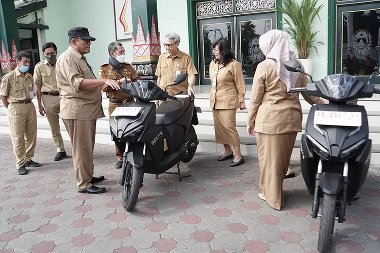 Sekretaris Daerah Kota Yogyakarta, Aman Yuriadijaya melihat kondisi motor listrik yang akan digunakan di lingkungan Pemkot Yogyakarta. (Foto: Humas Pemkot Yogyakarta)
