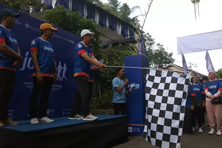 Kepala Bank Indonesia melepas peserta Jogja Visiting Tourism Walk di Desa Wisata Purwosari, Kapanewon Girimulyo, Kabupaten Kulon Progo, DI Yogyakarta, Sabtu (16/9/2023).  (Koko Triarko)