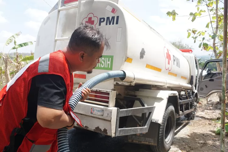 PMI DIY telah mendistribusikan air bersih sebanyak 1.265.000 liter sejak Januari sampai September 2023 kepada 30.603 orang penerima manfaat yang tersebar di 9 kapanewon, 14 kalurahan di wilayah Bantul dan Gunungkidul.  (Dokumen PMI DIY)