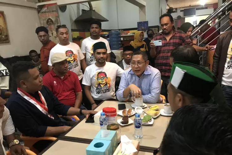 Anas Urbaningrum saat silaturahim bersama aktivis di Kota Ambon, Maluku, Minggu (17/9/2023).  (ANTARA/Winda Herman)