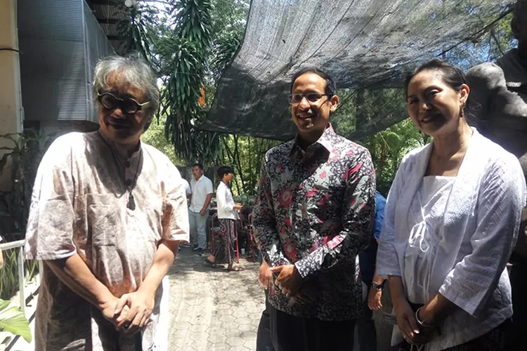 Butet Kartaredjasa dan Jeannie Park ketika menyambut Nadiem Makarim.  (Teguh Priyono)