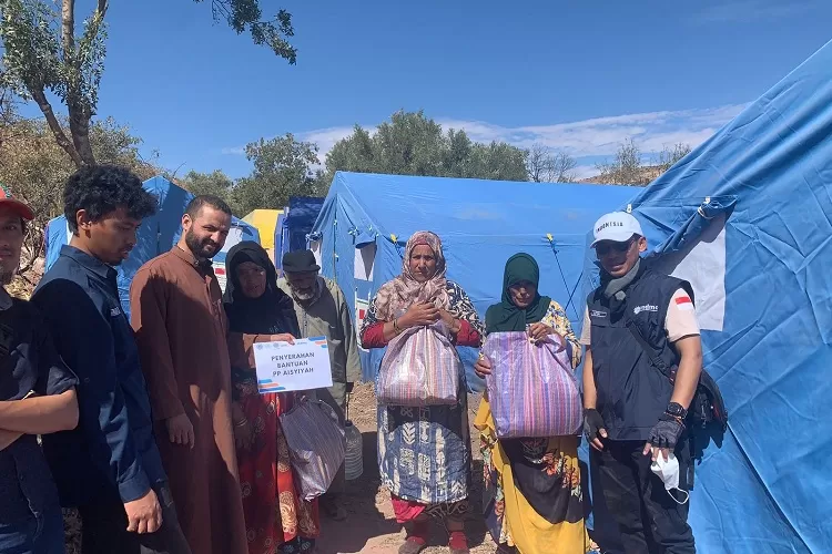 Sinergi dari MDMC PP Muhammadiyah, UMY dan PCIM Maroko dalam memberi bantuan pasca gempa bumi di Maroko. ( Foto: Dok. Al-Afik)
