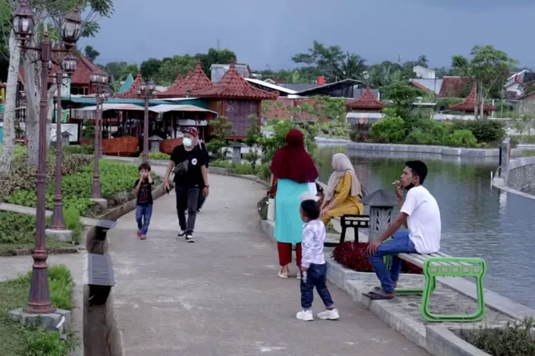 Sejumlah wisatawan bersantai bersama keluarga di Taman Apung Mas Kemambang, Purwokerto, Kabupaten Banyumas.  (ANTARA/HO-BLUD UPT Lokawisata Baturraden )