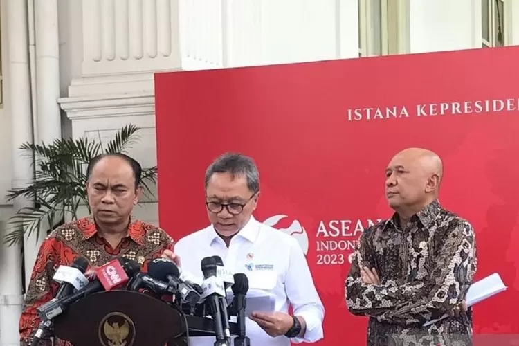 Menteri Perdagangan (Mendag) Zulkifli Hasan (tengah) memberikan keterangan di Kompleks Istana Kepresidenan, Jakarta, Senin (25/9/2023).  (ANTARA/Afra Augesti)