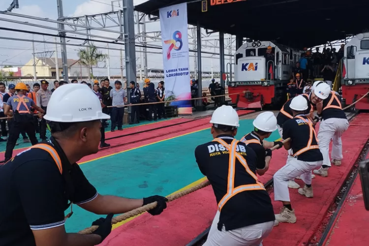 Suasana lomba tarik lokomotif dalam rangka HUT ke-78 KAI di Depo Lokomotif Yogya, Rabu (27/9/2023).  (Samento Sihono)