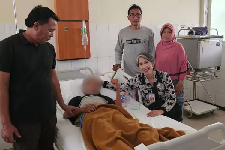 Pj Bupati Cilacap Yunita Dyah Suminar (berbaju batik) mengunjungi korban perundungan berinisial FF (13) yang tengah menjalani perawatan di RSUD Prof Dr Margono Soekarjo, Purwokerto, Sabtu (30/9/2023).  (ANTARA/Dokumentasi Pribadi/Yunita Dyah Suminar)