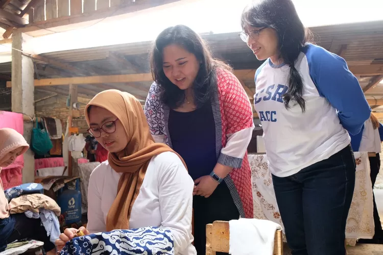 Astra Credit Companies (ACC) memberikan pelatihan membatik untuk UMKM binaan dari Berijalan di Omah Batik Sekar Turi, Gatak Donokerto Turi, Sleman, Senin (2/10/2023).  (Dokumen ACC)