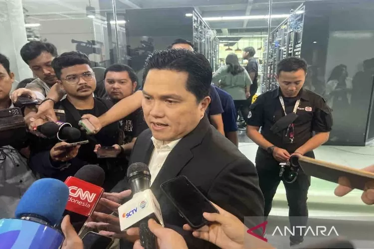 Ketua Umum Persatuan Sepakbola Seluruh Indonesia (PSSI) Erick Thohir saat diwawancara terkait Piala Dunia U-17 di Jakarta, Selasa (3/10/2023).  (ANTARA/Harianto)