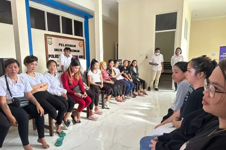 Puluhan pekerja di karaoke paradise datangi Polres Aru, melalukan pelaporan.  (ANTARA/Winda Herman)