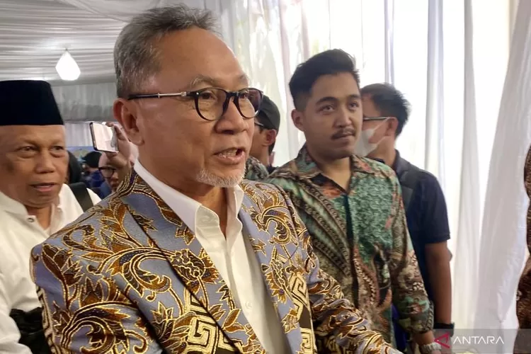 Ketua Umum Partai Amanat Nasional (PAN) Zulkifli Hasan memberikan keterangan pers di Jakarta, Minggu (8/10/2023).  (ANTARA/Cahya Sari)