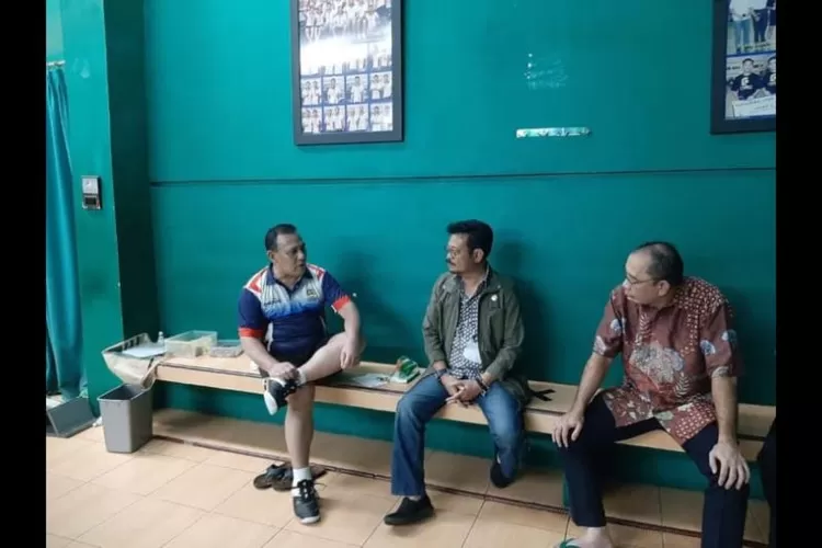 Foto Ketua KPK Firli Bahuri bersama Syahrul Yasin Limpo bertemu di GOR Badminton, kawasan Jakarta pada tanggal 2 Maret 2022.  (ANTARA/HO)