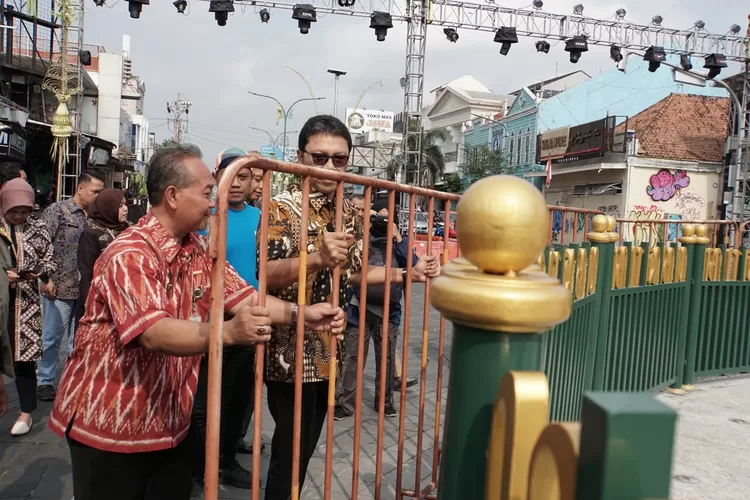 Pagar pembatas yang sempat menempel pada Tugu dilepas oleh Penjabat Wali Kota Yogyakarta, Singgih Raharjoo, Jumat (6/10/2023). (Foto: Humas Pemkot Yogyakarta)