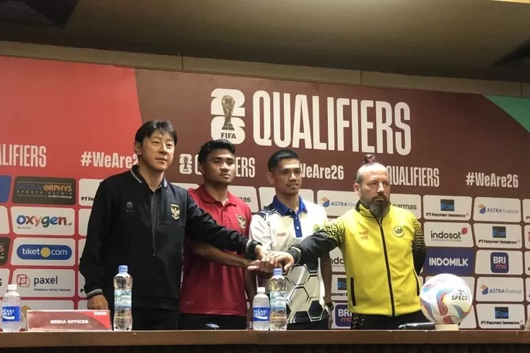 Pelatih timnas Indonesia Shin Tae-yong (kiri), pemain timnas Indonesia Asnawi Mangkualam (dua dari kiri), pemain timnas Brunei Darussalam Hendra Azam Idris (dua dari kanan) dan pelatih timnas Brunei Darussalam Mario Rivera (kanan)  (ANTARA/Zaro Ezza Syachniar)