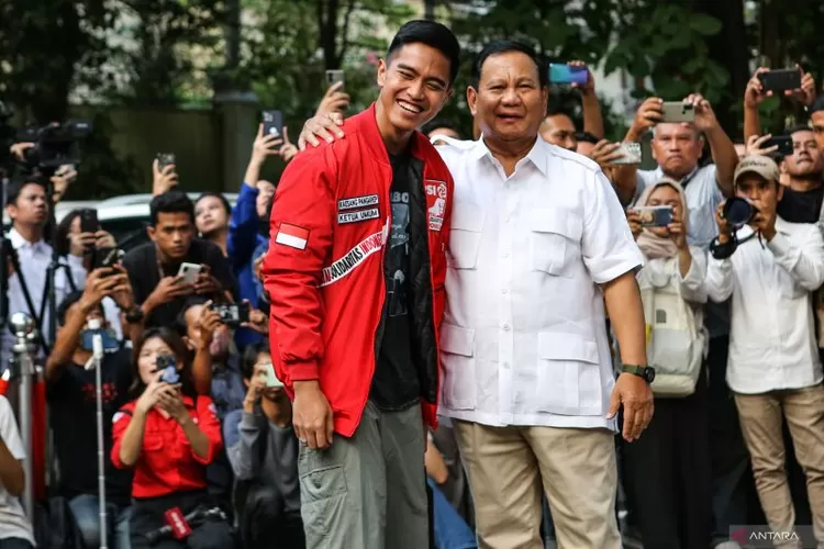 Ketua Umum Partai Gerindra Prabowo Subianto (kanan) bersama Ketua Umum Partai Solidaritas Indonesia Kaesang Pangarep berbincang di Rumah Kertanegara, Jakarta, Kamis (12/10/2023). Pertemuan tersebut beragendakan silahturahmi politik dan berbincang situasi kebangsaan.  (ANTARA FOTO/Asprilla Dwi Adha)
