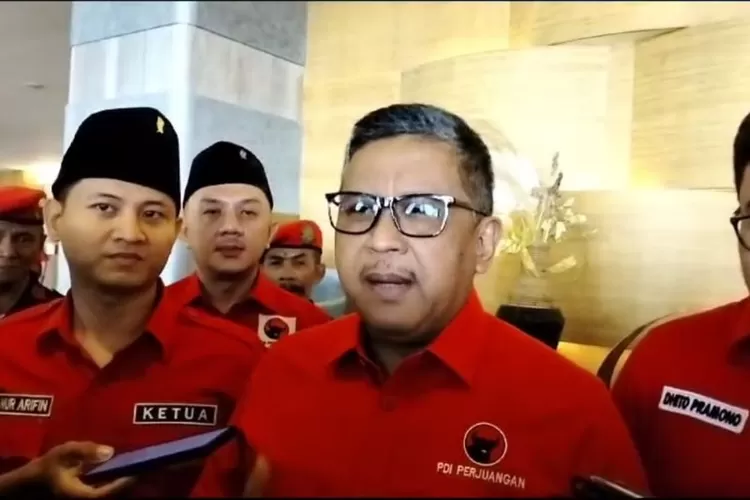 Sekjen PDI Perjuangan Hasto Kristiyanto ditemui usai menghadiri rapat koordinasi di salah satu hotel di Surabaya, Sabtu (14/10/2023).  (ANTARA/Ananto Pradana)