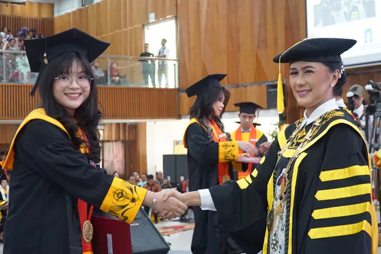 Rektor UKSW Salatiga, Intiyas Utami (kanan) memberikan ucapan selamat kepada salah satu wisudawati. (Foto: Dok Komunikasi Publik UKSW)