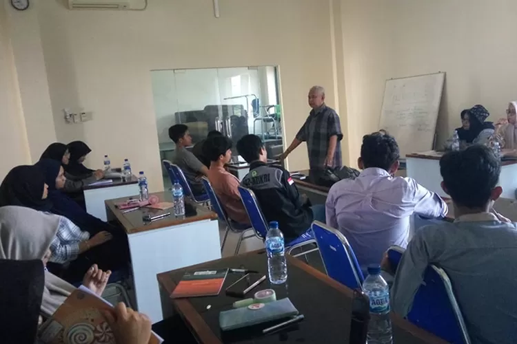 Suasana pelatihan seni drama dan teater dalam klasikal teori dramaturgi oleh Nur Iswantara.  (Teguh Priyono)