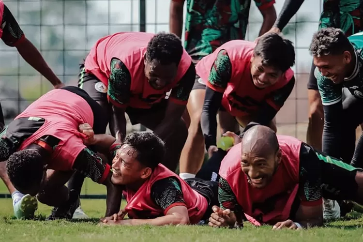 Para pemain PSS Sleman menjalani latihan dengan gembira. (Instagram @pssleman)