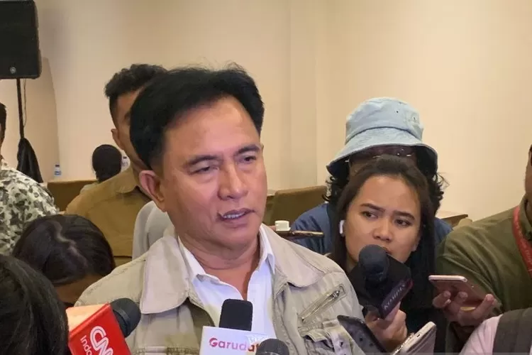 Pakar hukum tata negara Yusril Ihza Mahendra saat memberikan keterangan usai diskusi di Jakarta, Selasa (17/10/2023).  (ANTARA/Mario Sofia Nasution)