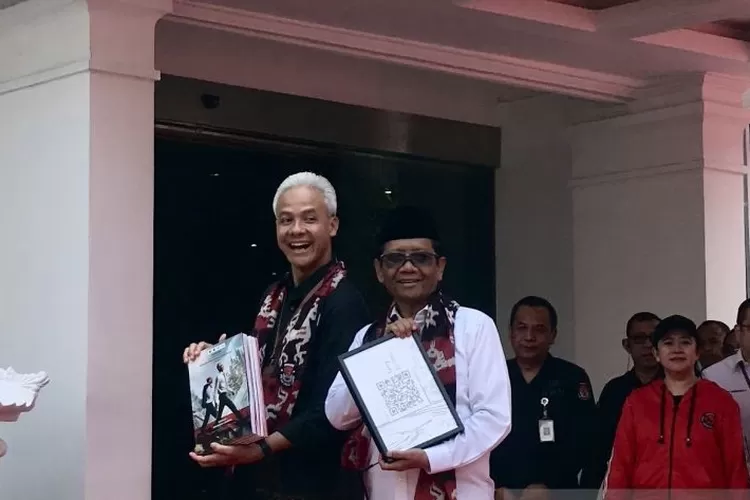 Pasangan bakal capres dan cawapres Ganjar Pranowo-Mahfud MD di Kantor KPU RI, Jakarta, Kamis (19/10/2023).  (ANTARA/Genta Tenri Mawangi)