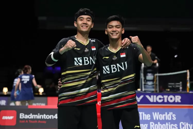 Ganda putra Bagas Maulana/Muhammad Shohibul Fikri berpose usai mengalahkan pasangan Kang Min Hyuk/Seo Seung Jae (Korea Selatan) pada babak 16 besar Denmark Open 2023 di Odense, Kamis.  (ANTARA/HO-PP PBSI)