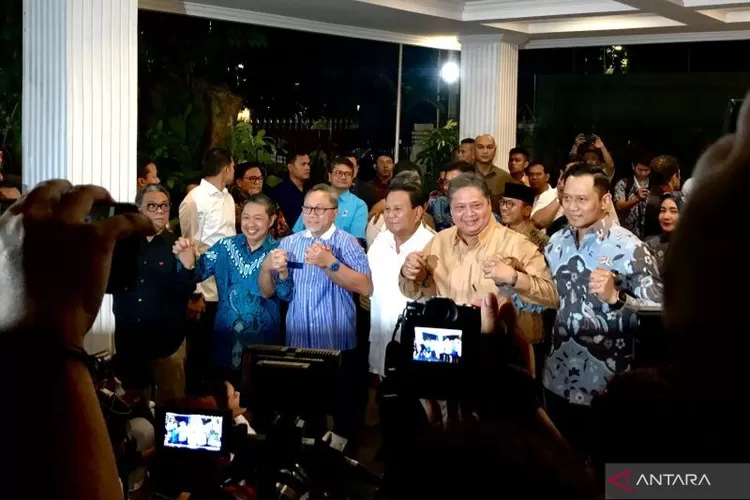Ketua Umum Partai Gerindra sekaligus bakal calon presiden Prabowo Subianto di Jakarta, Minggu (22/10/2023) mengumumkan Gibran Rakabuming Raka, putra sulung Presiden RI Joko Widodo sekaligus Wali Kota Surakarta, sebagai bakal calon wakil presiden dari Koalisi Indonesia Maju untuk Pilpres 2024. (ANTARA/Genta Tenri Mawangi)