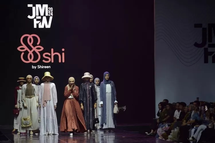 Penyelenggaraan Jakarta Muslim Fashion Week (JMFW) 2024 yang berlangsung di Indonesia Convention Exhibition (ICE) Bumi Serpong Damai (BSD) City, Tangerang, Banten, Jumat (20/10/2023).  (ANTARA/HO-Kemendag)