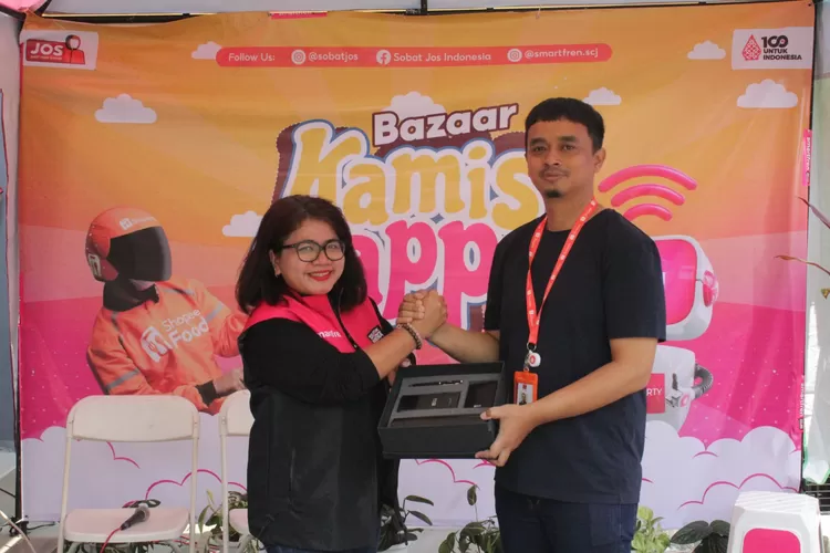 Cut Emyra Fadhila, Regional Head South Central Java Smartfren (kiri) dalam penyelenggaraan cek kesehatan gratis dan bazaar yang diikuti masyarakat umum serta driver ShopeeFood. (Istimewa)