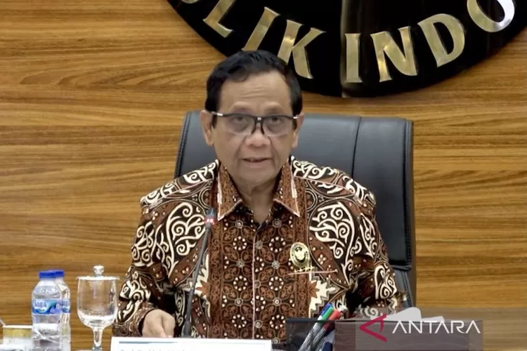 Tangkapan layar -- Menteri Koordinator Bidang Politik, Hukum, dan Keamanan RI Mahfud Md memimpin sidang Dewan Gelar, Tanda Jasa, dan Tanda Kehormatan di Jakarta, Senin (23/10/2023) sebagaimana disiarkan video dari Kementerian Koordinator Bidang Polhukam RI.  (ANTARA/Genta Tenri Mawangi)