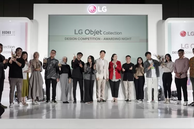 Para pemenang LG Objet Design Competition berpose bersama dewan juri dari Ikatan Arsitek Indonesia (IAI) dan Himpunan Desainer Interior Indonesia (HDII) serta perwakilan LG Indonesia. (Istimewa)