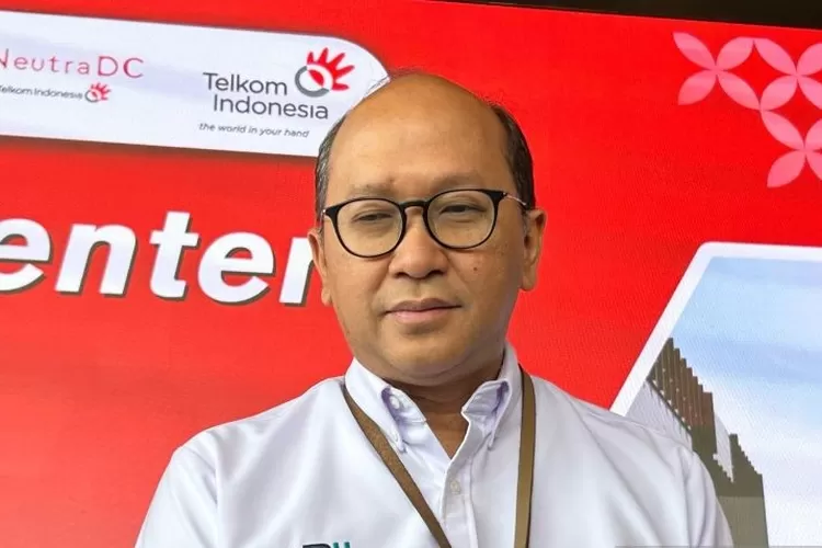 Wakil Menteri (Wamen) Badan Usaha Milik Negara (BUMN) Rosan Perkasa Roeslani saat melakukan kunjungan ke Hyperscale Data Center milik Telkom Data Ekosistem (NeutraDC) di Cikarang, Bekasi, Senin (16/10/2023).  (ANTARA/Maria Cicilia Galuh)