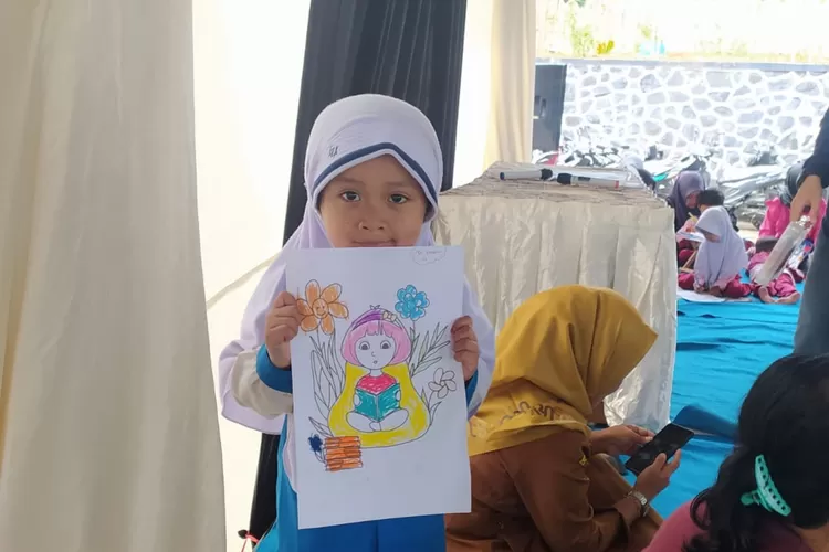 Hira Antari Maida, salah satu peserta lomba mewarnai dalam rangkaian kegiatan Muludan di Desa/Kecamatan Kiarapedes Kabupaten Purwakarta.K (Ist.)