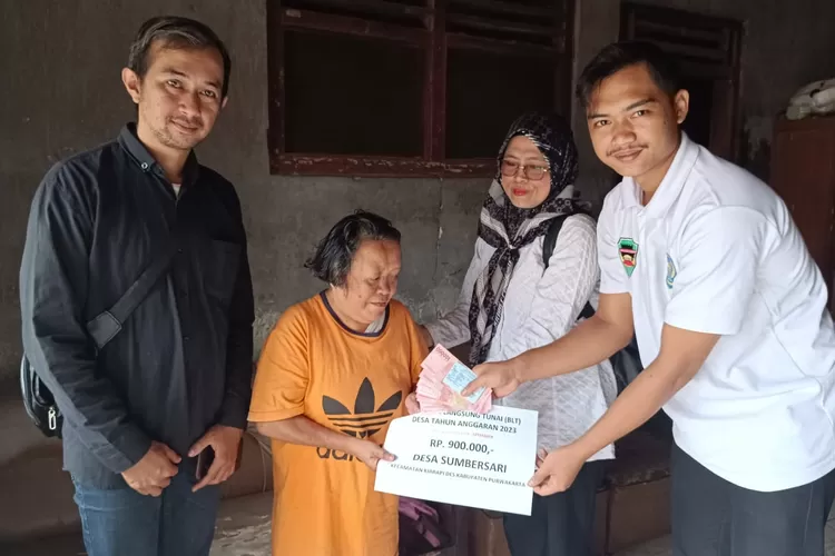 Staf Desa Sumbersari mengantarkan uang bantuan (BLT DD) ke rumah Enur. Rabu (15/10/2023). (Dok. Pemdes Sumbersari)